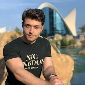 Alejandro Estornell apoyado sobre un fondo desenfocado.